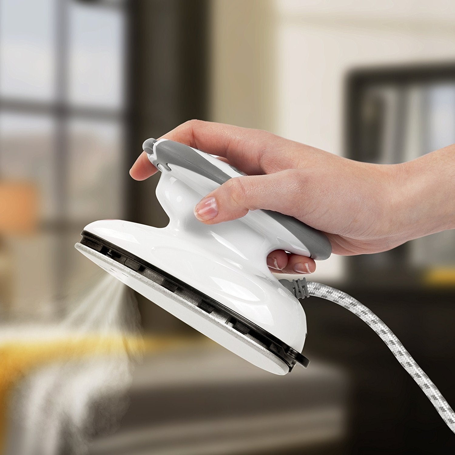 Duronic SI2 WE Plancha de viaje con función vapor | Potencia 375 W | Plancha ligera y compacta 762g | Depósito 50 ml | Incluye cepillo, base, bolsa de transporte y vaso dosificador | Color Blanco