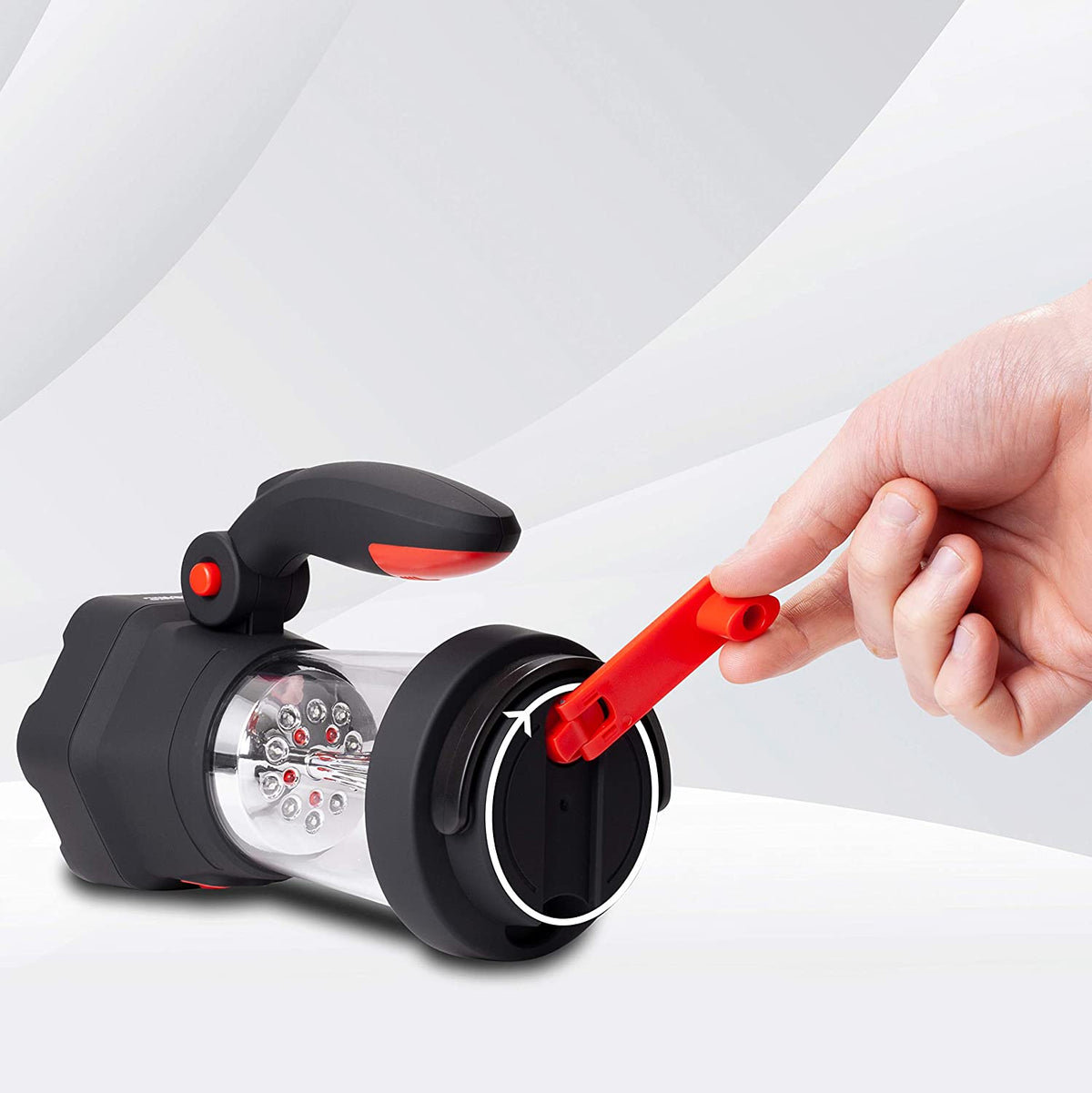 Duronic Hurricane Linterna con Dinamo y USB, 10 LED, Señal de Emergencia | Mostrando el uso de la manivela de dinamo desplegable en la base de la linterna para la carga manual de emergencia mediante giro