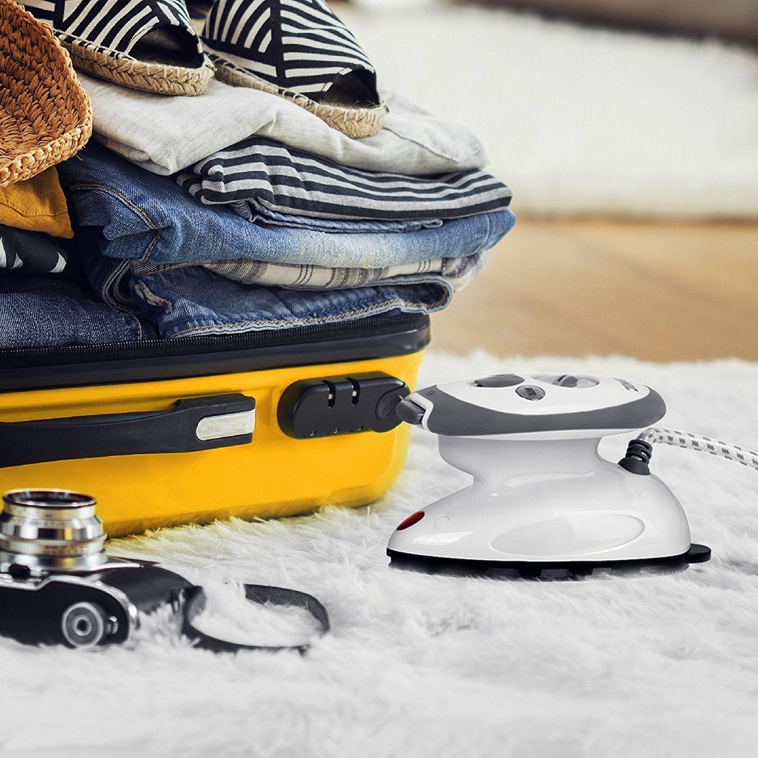 Duronic SI2 WE Plancha de viaje con función vapor | Potencia 375 W | Plancha ligera y compacta 762g | Depósito 50 ml | Incluye cepillo, base, bolsa de transporte y vaso dosificador | Color Blanco