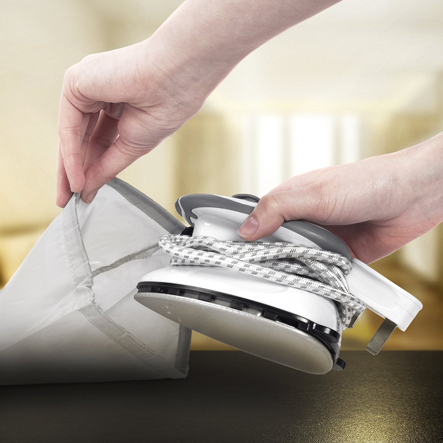 Duronic SI2 WE Plancha de viaje con función vapor | Potencia 375 W | Plancha ligera y compacta 762g | Depósito 50 ml | Incluye cepillo, base, bolsa de transporte y vaso dosificador | Color Blanco