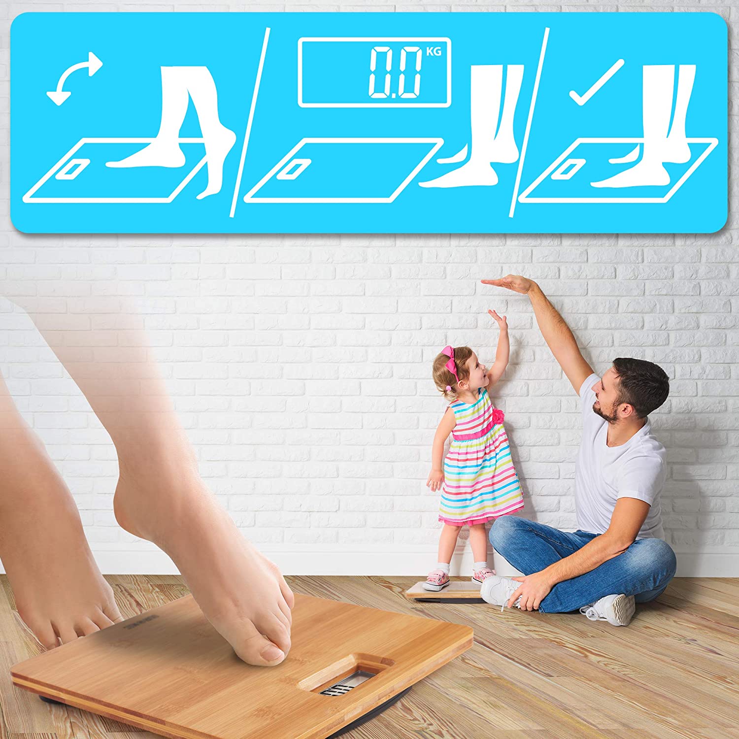 Duronic BS503 Báscula Personal Digital de 180 kg, Gran Pantalla LCD Mostrando la báscula de baño digital de bambú con ilustraciones de instrucciones de uso en la parte superior que indican cómo activarla pisándola con un pie, esperar a que marque ceros y luego pararse con ambos pies correctamente, mientras de fondo un padre mide la altura de su hija