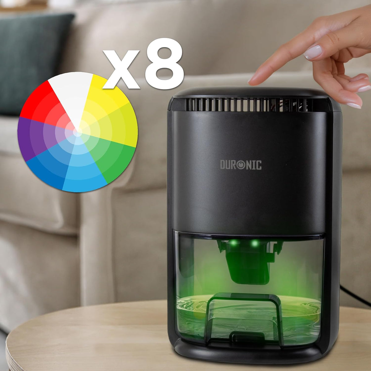 Duronic DH07 BK, deshumidificador eléctrico portátil, mostrando agua cayendo hacia el depósito de 1 litro de capacidad, con una mano retirando el depósito extraíble, junto al dato de extracción de 200 ml cada 24 horas