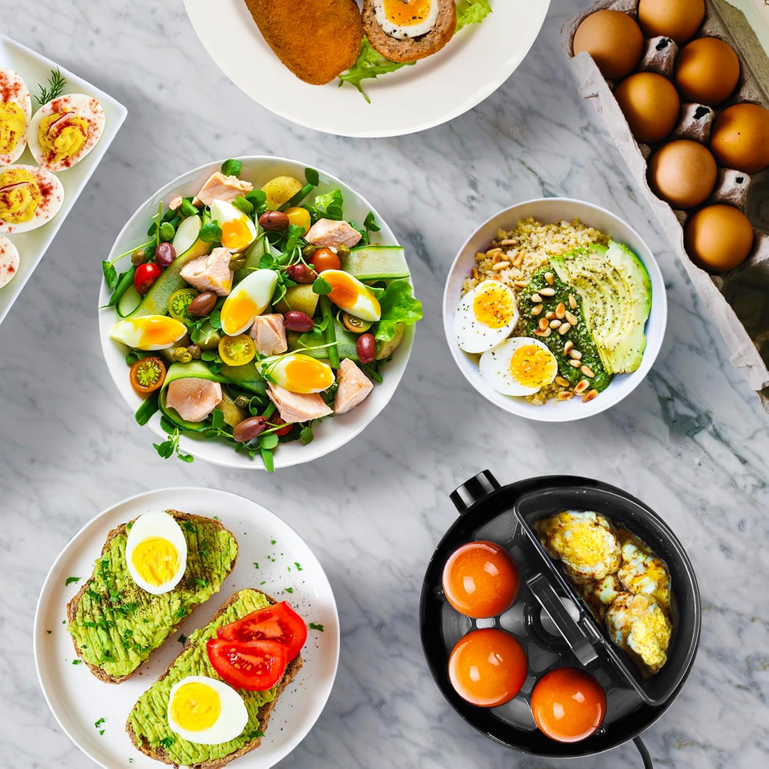 Duronic EB50 BK Hervidor de Huevos Eléctrico 400 W para 7 Huevos | Mostrando el hervidor eléctrico junto a diversos platos preparados con huevos (ensaladas, tostadas de aguacate, cuencos de quinoa y huevos cocidos), además de un cartón de huevos frescos