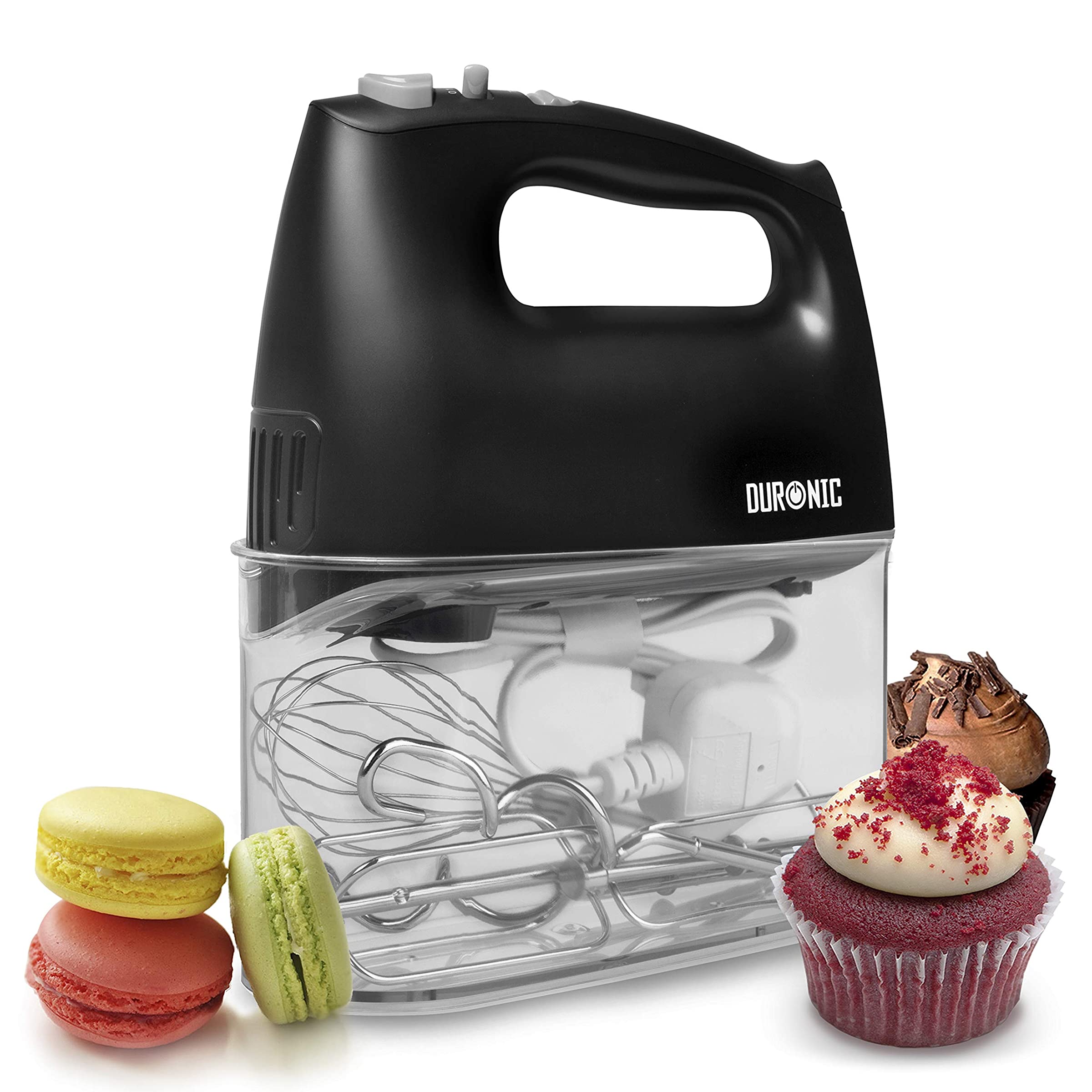 Duronic HM4 BK Batidora de Varillas, Batidora Amasadora Repostería 400 W con Estuche de Almacenamiento | Mostrando la versión en color negro de la batidora de varillas y amasadora de 400 W, guardada sobre su estuche transparente que contiene todos los accesorios metálicos y el cable enrollado, acompañada de macarons y cupcakes
