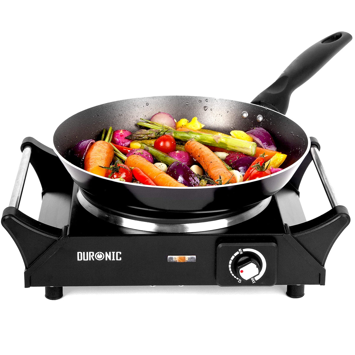 Duronic HP1 BK Hornillo Eléctrico de Camping 1500 W | Mostrando el hornillo eléctrico portátil en color negro con placa de hierro fundido, asas laterales de transporte y un dial de control de temperatura, sobre el cual se encuentra una sartén con verduras salteadas