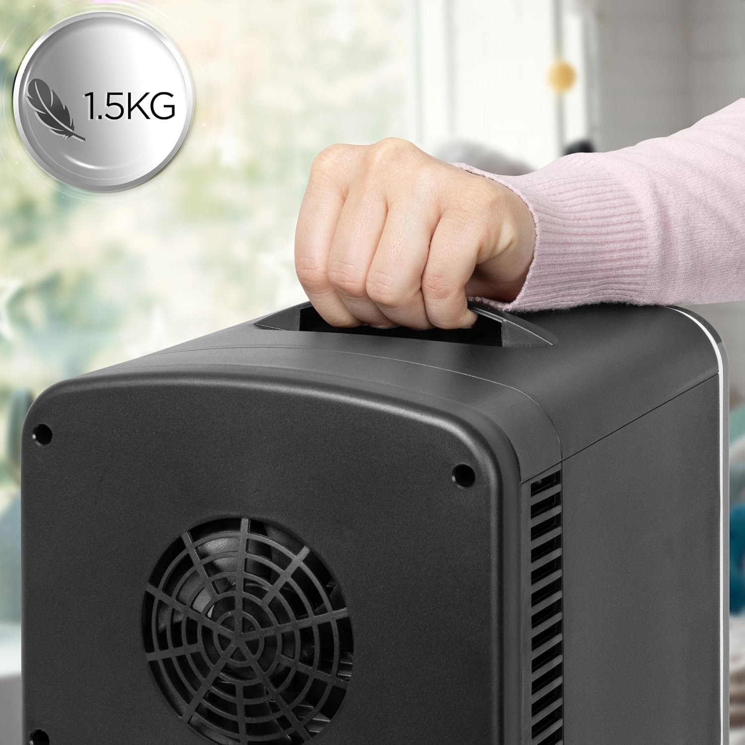 Duronic MFW4 BK Mini Nevera 4L 42W Frigorífico Portátil Mostrando la parte superior de la mini nevera mientras una mano la sostiene por su asa integrada, destacando en una burbuja informativa su peso ligero de 1.5 kg y la rejilla de ventilación trasera