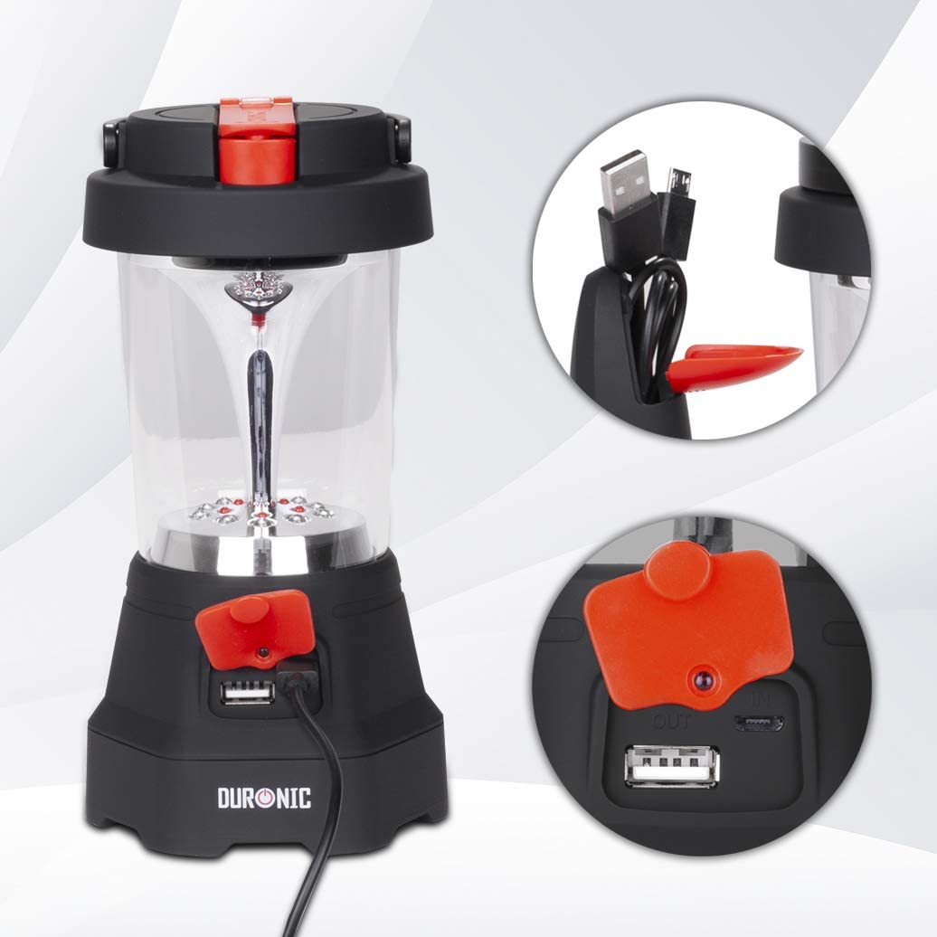 Duronic Hurricane Linterna con Dinamo y USB, 10 LED, Señal de Emergencia | Mostrando los puertos de conexión de la linterna: un puerto USB de salida y un puerto Micro-USB de entrada protegidos por una cubierta de goma roja, además de un detalle del cable de carga incluido