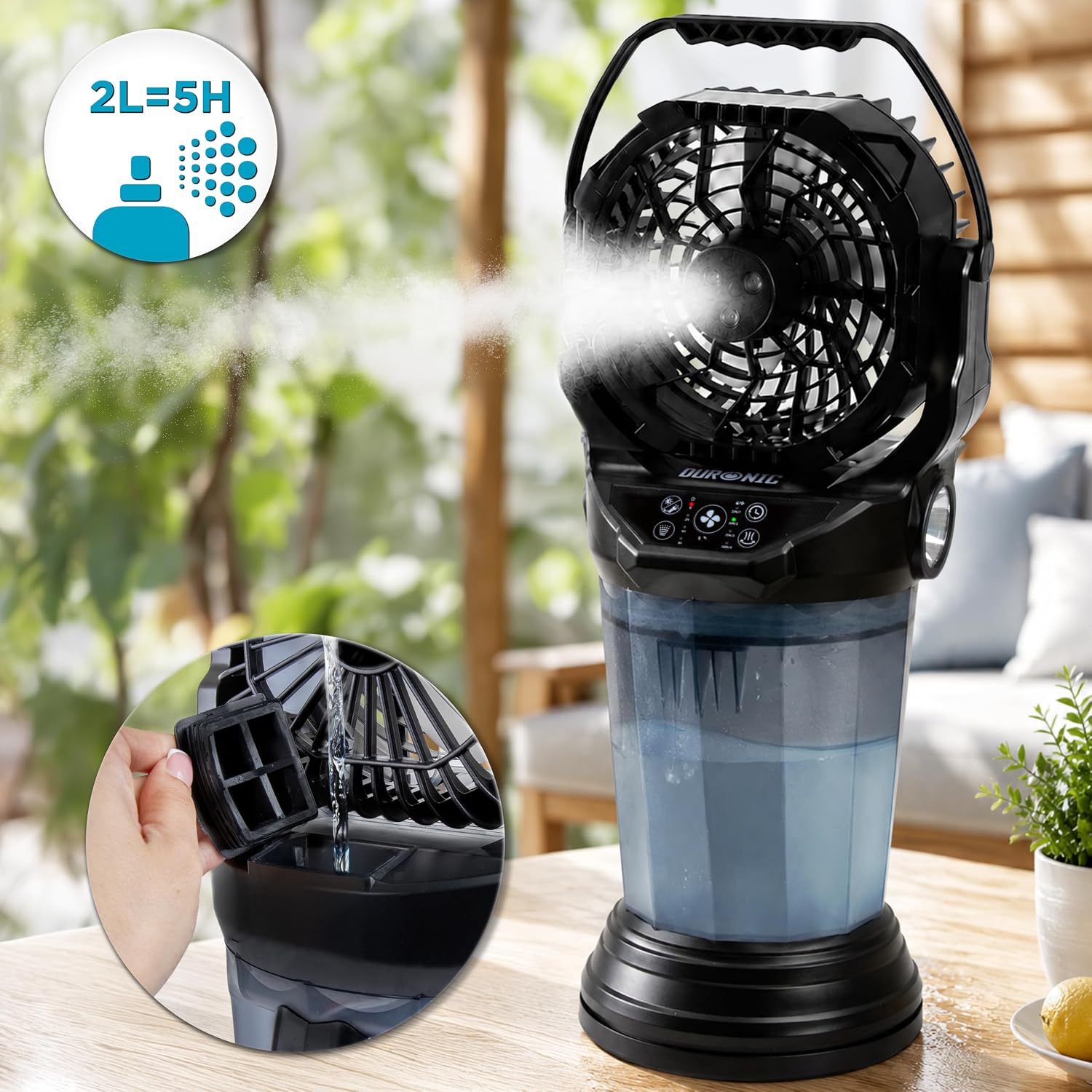 Duronic FM6 Ventilador Nebulizador Portátil Recargable USB-C Depósito 2 L Mostrando el ventilador nebulizador portátil sobre una mesa de madera al aire libre, emitiendo bruma y destacando en un círculo superior que su depósito de 2 L ofrece hasta 5 horas de nebulización, mientras que otro círculo inferior muestra cómo se rellena el agua en el dispositivo