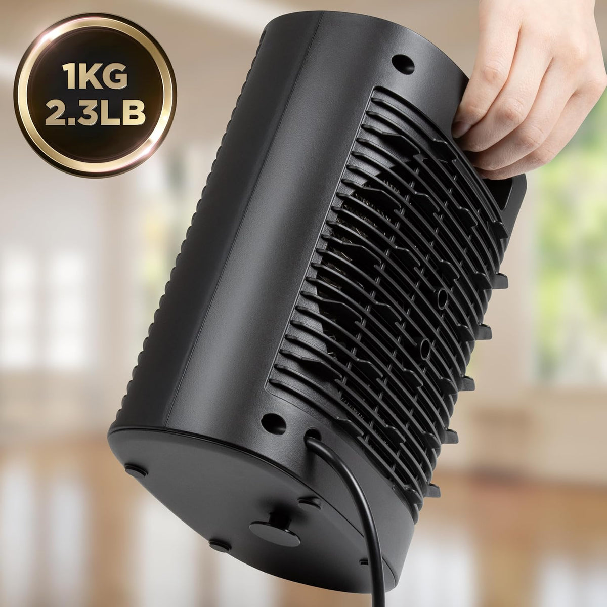 Duronic HV32 BK, Termoventilador 2000 W, Calefactor Eléctrico Bajo Consumo | Mostrando una mano que sostiene y transporta el termoventilador negro, acompañado de un icono que indica su peso ligero de 1 kg (2.3 lbs)