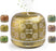 Duronic AD43 Difusor de Aromas y Brumizador de Aceites Esenciales Mostrando el difusor de aromaterapia de 500 ml en color dorado con carcasa metálica calada, expulsando bruma por la parte superior y rodeado de muestras de su iluminación LED ambiental en tonos rojo, amarillo, verde, turquesa, morado y azul, con los botones de control frontal POWER, TIMER y LIGHT.