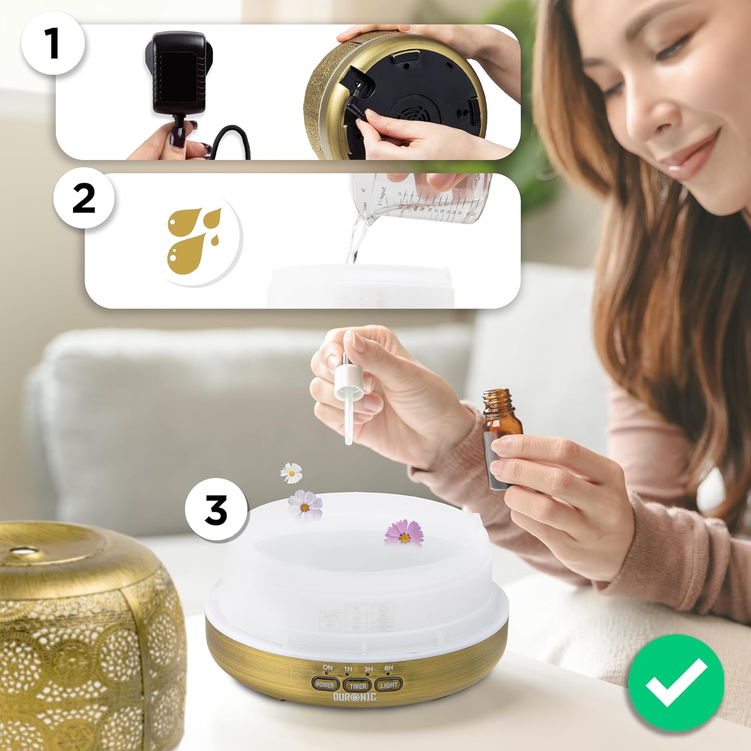 Duronic AD43 Difusor de Aromas y Brumizador de Aceites Esenciales Mostrando los pasos ilustrados para preparar el difusor: el paso 1 muestra cómo conectar el adaptador de corriente en la base del dispositivo; el paso 2 muestra el llenado de agua utilizando el vaso medidor; y el paso 3 muestra la adición de gotas de aceites esenciales al depósito de agua antes de colocar la carcasa metálica superior