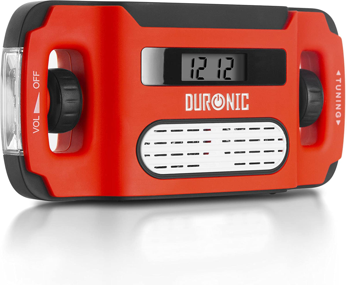 Duronic Apex Radio Solar de Emergencia con Manivela y Batería Recargable | Mostrando un primer plano frontal de la radio de emergencia en color rojo y negro sobre una superficie blanca brillante, destacando la rejilla del altavoz blanca, la pantalla digital con la hora, la perilla de volumen con interruptor de apagado y la perilla de sintonización lateral