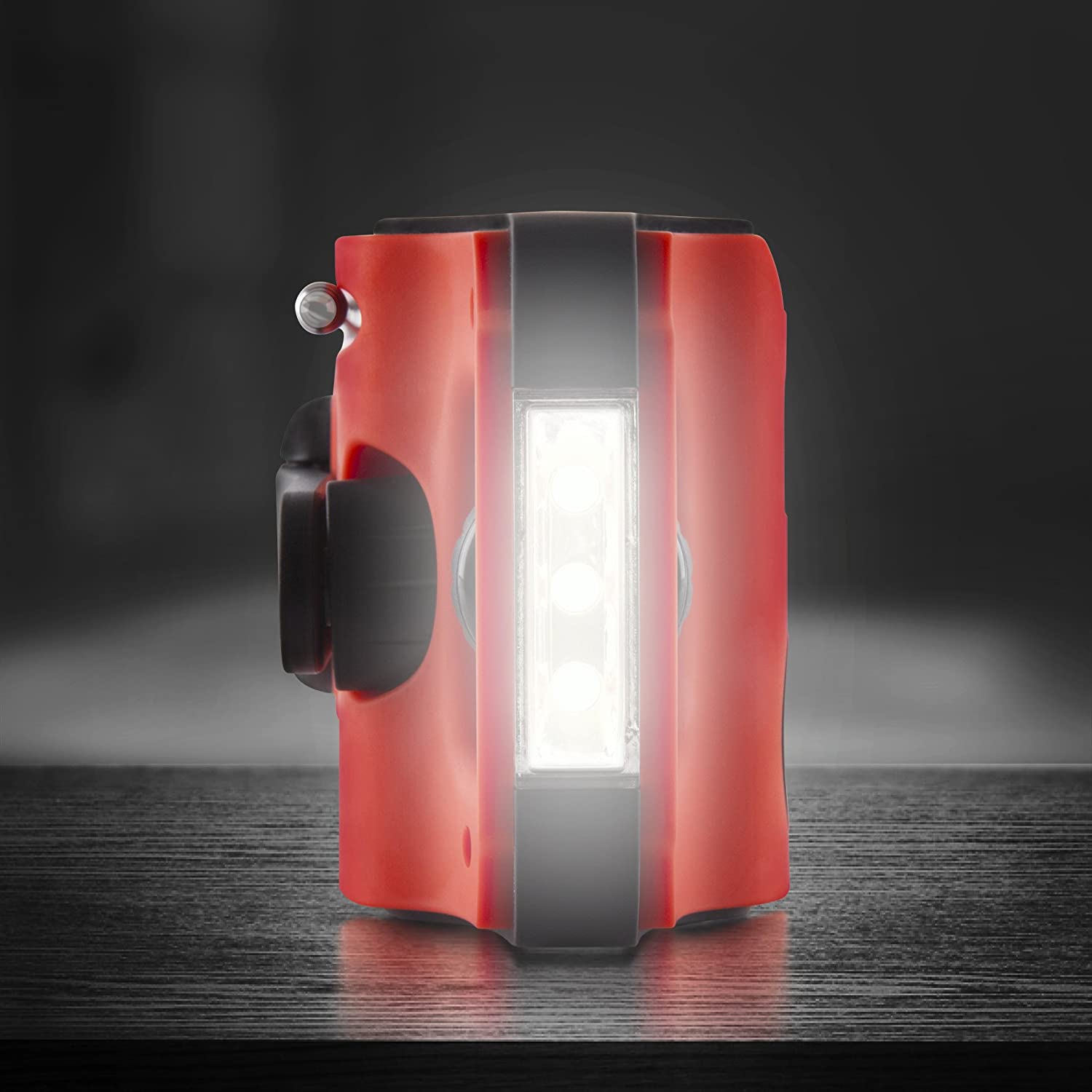 Duronic Apex Radio Solar de Emergencia con Manivela y Batería Recargable | Mostrando un primer plano lateral de la radio portátil de emergencia sobre una superficie oscura, con la lámpara LED de lectura integrada encendida y emitiendo una luz brillante e intensa