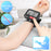 Duronic BPM65 BK Tensiómetro de muñeca digital Especificando el tamaño del brazalete (13.5-19.5 cm) y demostrando la postura correcta para la medición de la presión