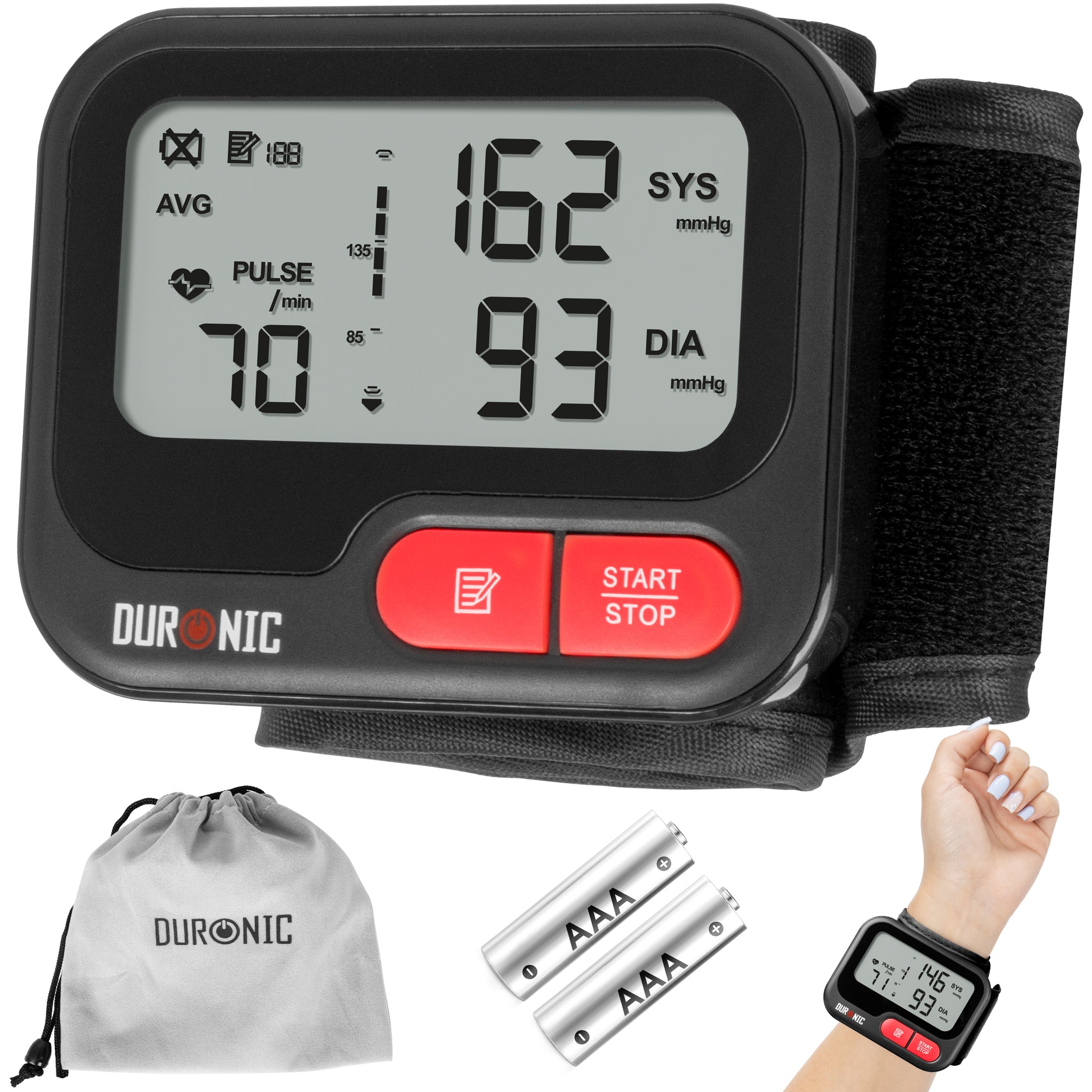 Duronic BPM65 BK Tensiómetro de muñeca digital Mostrando el dispositivo principal con su pantalla LCD encendida, acompañado de dos pilas AAA y una bolsa de transporte gris