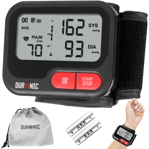 Duronic BPM65 BK Tensiómetro de muñeca digital Mostrando el dispositivo principal con su pantalla LCD encendida, acompañado de dos pilas AAA y una bolsa de transporte gris