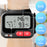 Duronic BPM65 BK Tensiómetro de muñeca digital Señalando los indicadores de presión sistólica (SYS), diastólica (DIA), unidades de medida (mmHg) y el pulso cardíaco en la pantalla