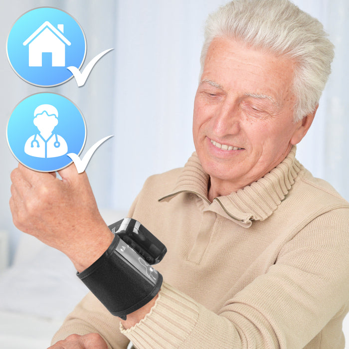 Duronic BPM65 BK Tensiómetro de muñeca digital Un usuario adulto mayor usando el tensiómetro colocado en su muñeca para un control de salud en casa