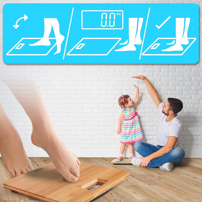 Duronic BS503 Báscula Personal Digital de 180 kg, Gran Pantalla LCD Mostrando la báscula de baño digital de bambú con ilustraciones de instrucciones de uso en la parte superior que indican cómo activarla pisándola con un pie, esperar a que marque ceros y luego pararse con ambos pies correctamente, mientras de fondo un padre mide la altura de su hija