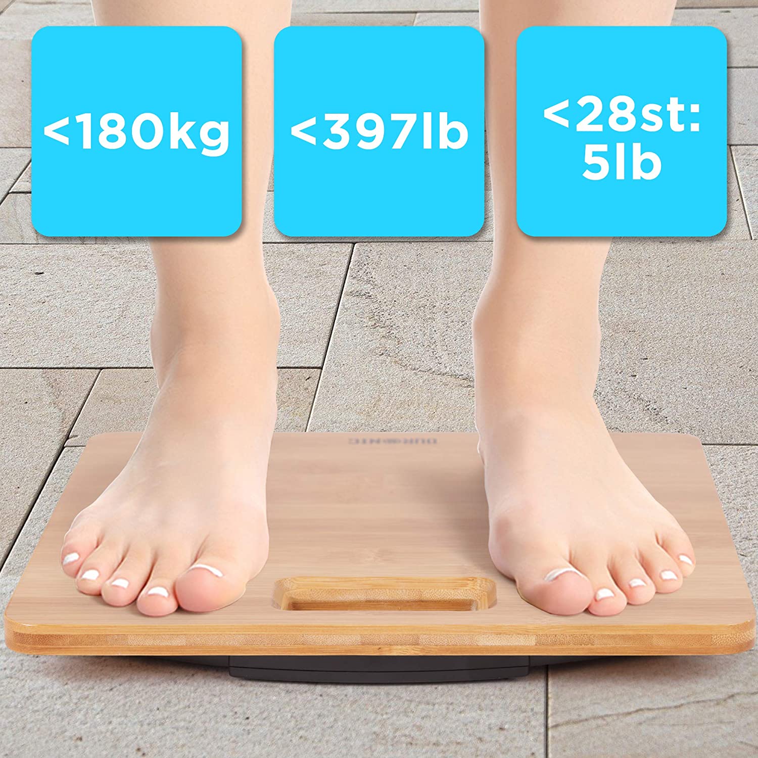 Duronic BS503 Báscula Personal Digital de 180 kg, Gran Pantalla LCD Mostrando la báscula de baño digital de bambú con una persona de pie sobre ella, indicando su capacidad de peso máxima en tres unidades diferentes: menos de 180 kg, menos de 397 lb y menos de 28 st: 5 lb
