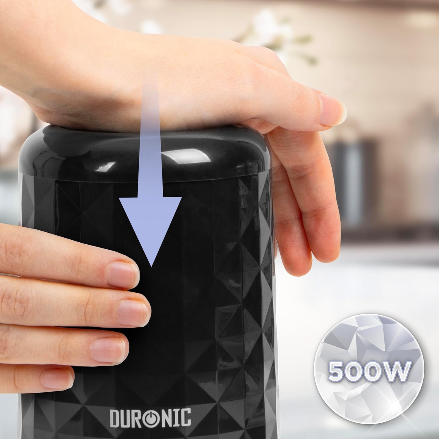 Duronic CH57 BK Mini Picadora Mostrando el funcionamiento mediante presión superior de la mano y destacando su potencia de 500 W