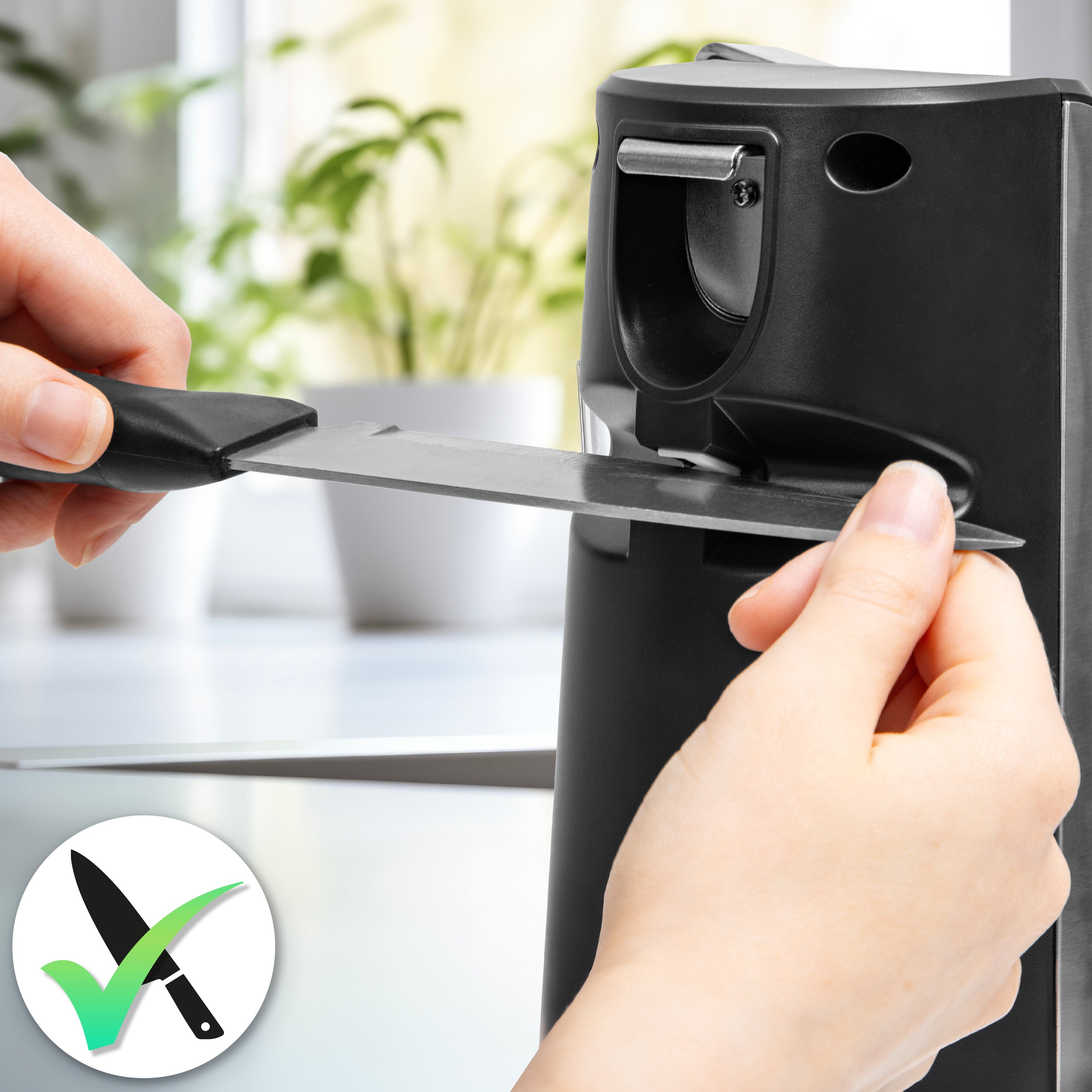Duronic CO60 Abrelatas Eléctrico Mostrando la función de afilador de cuchillos integrado, donde se introduce la hoja de un cuchillo para su afilado