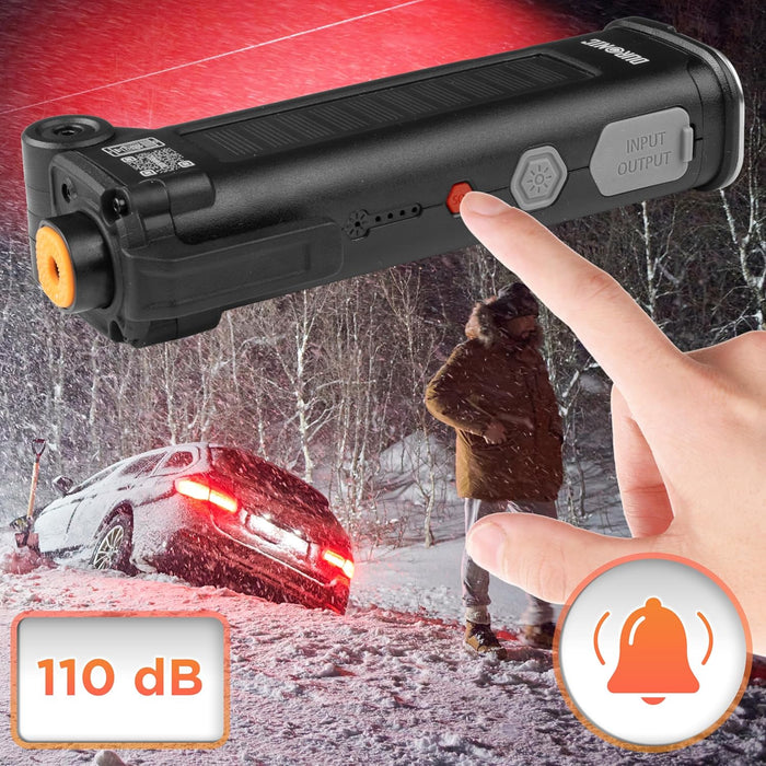 Duronic CT51, herramienta de emergencia para coche, mostrando un dedo pulsando el botón de alarma SOS, con un coche detenido en la nieve durante la noche en segundo plano