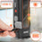 Duronic CT51, herramienta de emergencia para coche, mostrando una mano conectando un cable USB-C para cargarla, junto a su panel solar integrado para recarga solar