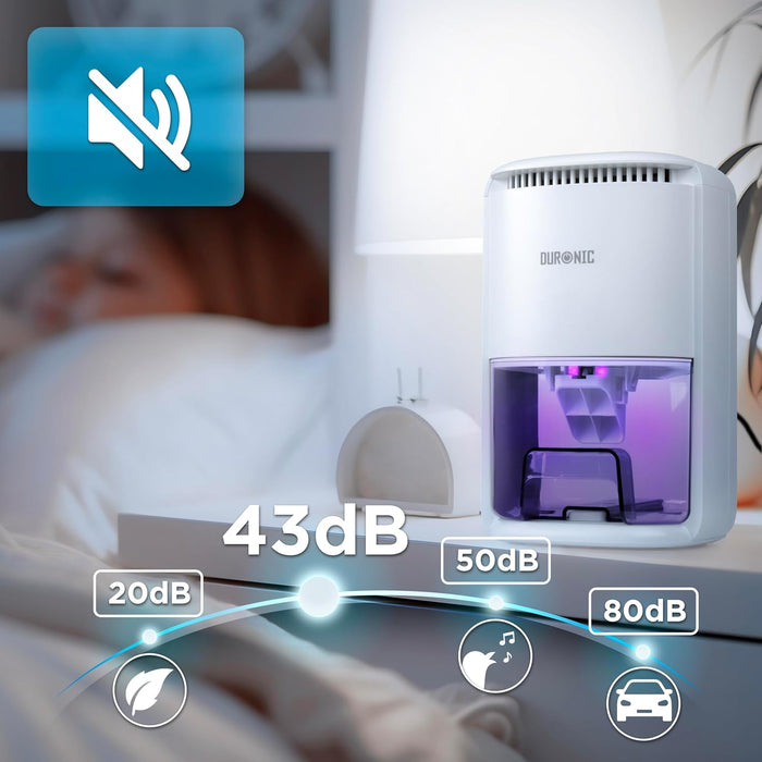 Duronic DH07 WE, deshumidificador eléctrico portátil, con el depósito iluminado en morado colocado en una mesita de noche junto a una persona durmiendo, indicando su funcionamiento silencioso de 43 dB