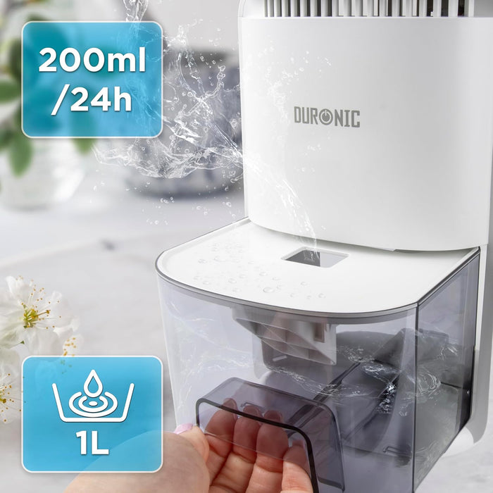 Duronic DH07 WE, deshumidificador eléctrico portátil, mostrando agua cayendo hacia el depósito de 1 litro de capacidad, con una mano retirando el depósito extraíble, junto al dato de extracción de 200 ml cada 24 horas