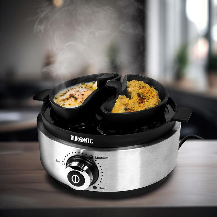 Duronic EB40 BK Hervidor de huevos Mostrando el dispositivo preparando dos porciones de huevos escalfados en sus bandejas negras superiores con vapor saliendo