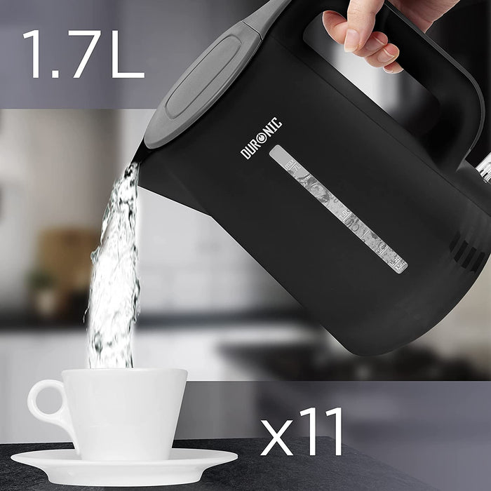 Duronic EK17 BK Hervidor de Agua Eléctrico 2200 W, 1,7 L, Compacto sin BPA | Mostrando el hervidor eléctrico negro en uso, con una persona vertiendo agua caliente en una taza blanca y un gráfico que indica su capacidad para rellenar hasta 11 tazas (equivalente a su volumen de 1.7L)