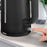 Duronic EK17 BK Hervidor de Agua Eléctrico 2200 W, 1,7 L, Compacto sin BPA | Mostrando un primer plano de una persona presionando el interruptor de encendido y apagado (con marcas "O" y "I") situado en la parte inferior del hervidor eléctrico negro