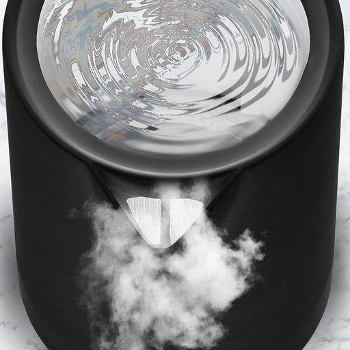 Duronic EK17 BK Hervidor de Agua Eléctrico 2200 W, 1,7 L, Compacto sin BPA | Mostrando un primer plano superior del hervidor eléctrico negro en ebullición, con vapor saliendo por el pico vertedor y agua hirviendo visible en el interior