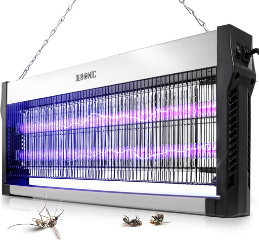 Duronic FK2X10 Lámpara Mata Insectos , se ve la lampara prendida y 3 mosquitos muertos en el piso debido a ella.