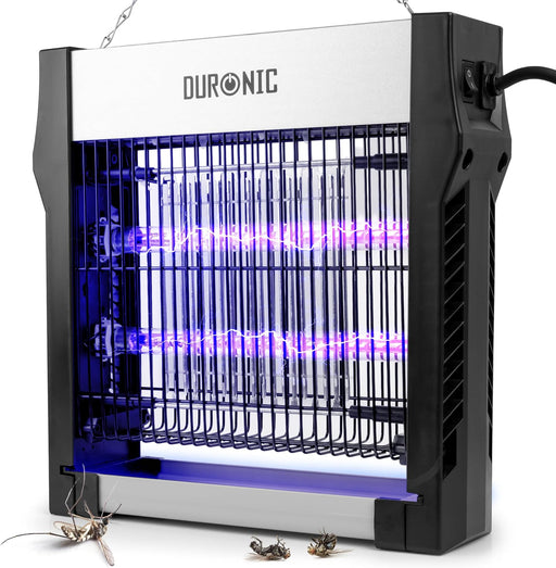Duronic FK2X4 Lámpara Mata Insectos , se ve la lampara prendida y 3 mosquitos muertos en el piso debido a ella.
