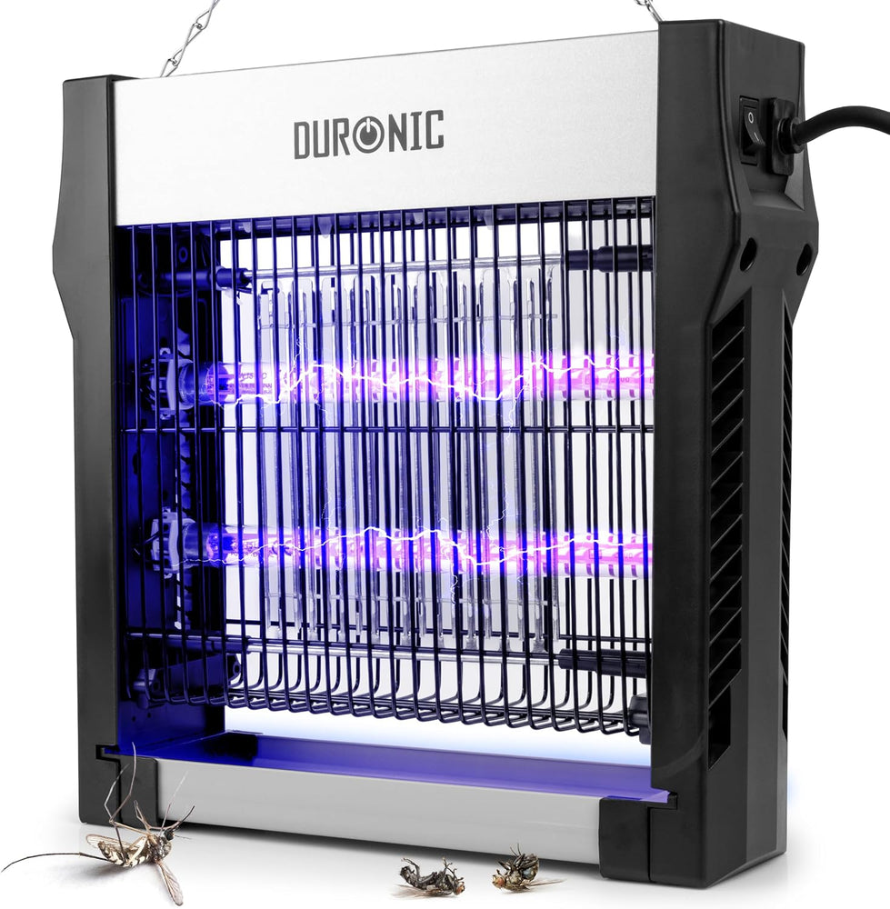 Duronic FK2X4 Lámpara Mata Insectos , se ve la lampara prendida y 3 mosquitos muertos en el piso debido a ella.