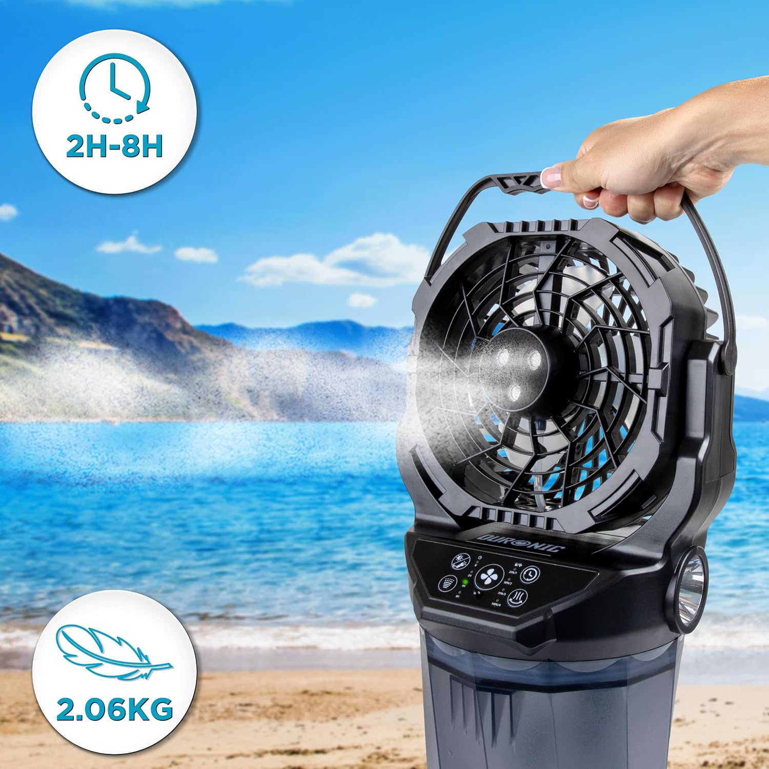 Duronic FM6 Ventilador Nebulizador Portátil Recargable USB-C Depósito 2 L Mostrando el ventilador nebulizador portátil junto a una playa, destacando en burbujas informativas un temporizador de 2H a 8H y su peso ligero de 2.06 kg mientras una mano lo sostiene por el asa superior