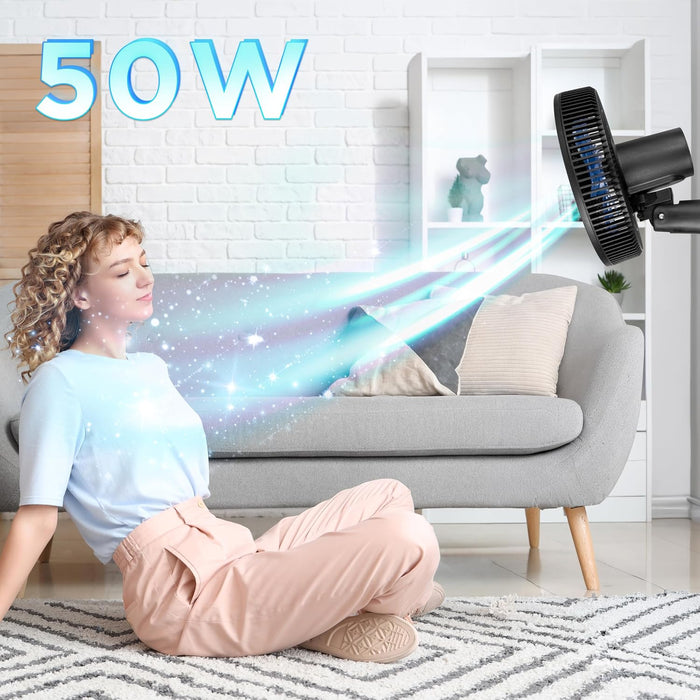 Duronic FN12 BK, ventilador de pared de 12 pulgadas de 50W, montado en la pared enviando una corriente de aire hacia una mujer sentada en el suelo de un salón, con los ojos cerrados disfrutando de la brisa
