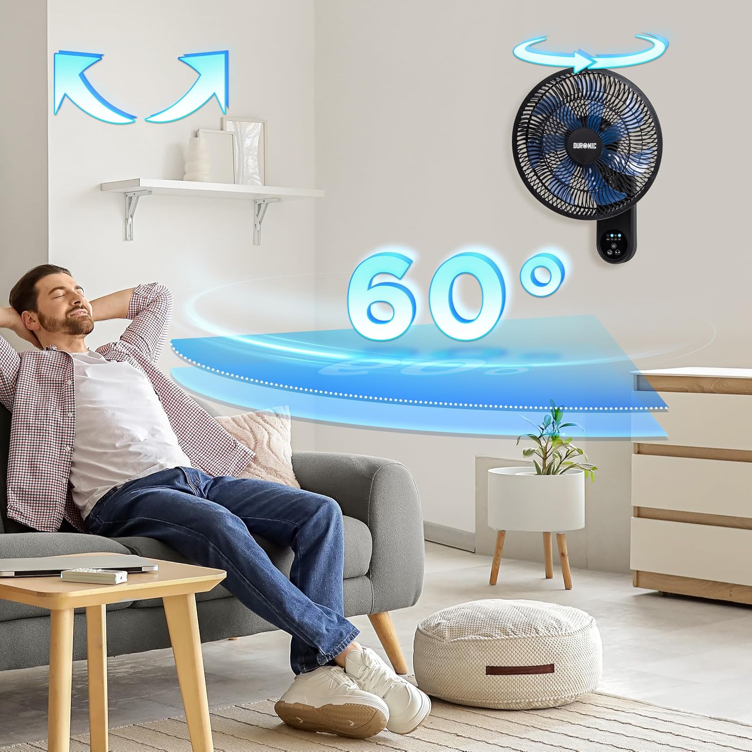 Duronic FN12 BK, ventilador de pared de 12 pulgadas, instalado en una sala de estar con gráfico de oscilación de 60°, mientras un hombre relajado descansa en un sofá recibiendo el flujo de aire