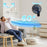 Duronic FN12 BK, ventilador de pared de 12 pulgadas, instalado en una sala de estar con gráfico de oscilación de 60°, mientras un hombre relajado descansa en un sofá recibiendo el flujo de aire