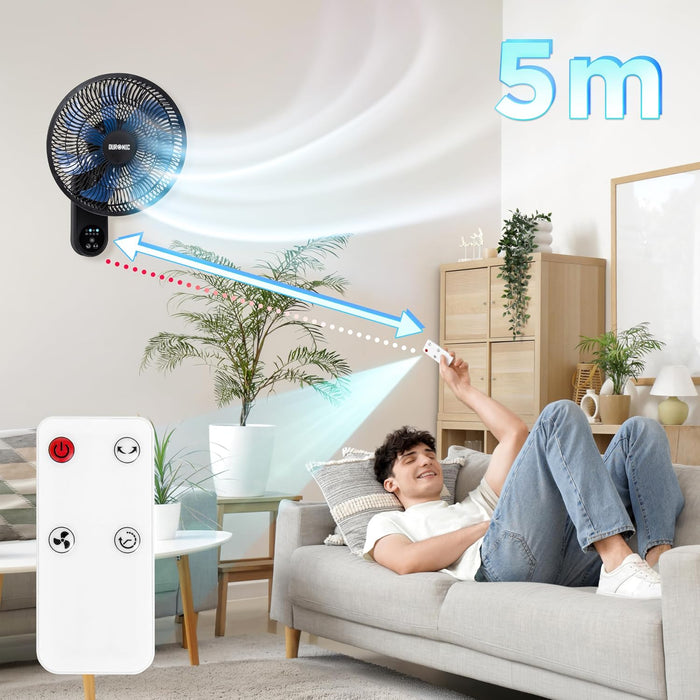 Duronic FN12 BK, ventilador de pared de 12 pulgadas, montado en la pared enviando aire hacia un hombre recostado en un sofá que lo controla con el mando a distancia desde 5 metros de distancia.