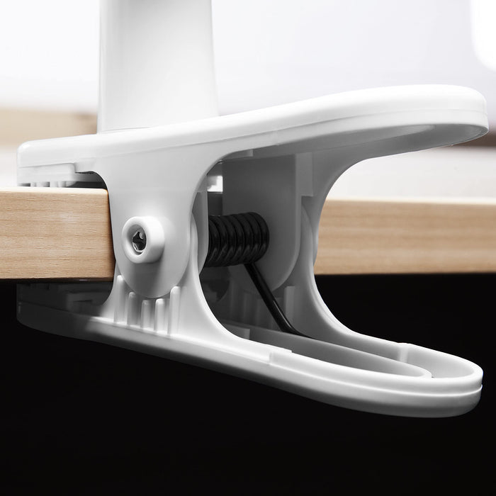 Duronic FN15 Ventilador de sobremesa 15W | Mostrando un primer plano del mecanismo de pinza ajustable sujeta firmemente al borde de una superficie de madera