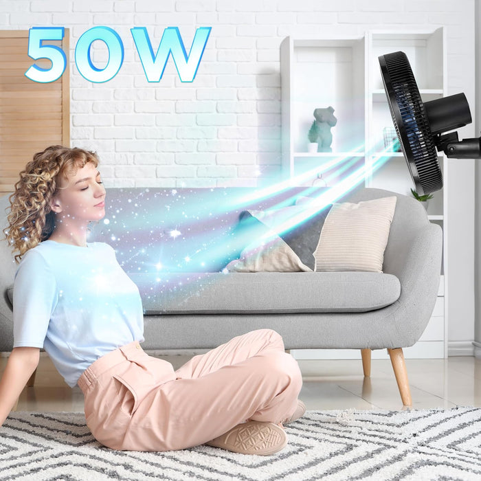 Duronic FN42 BK, ventilador de pared de 16 pulgadas de 50W, montado en la pared enviando una corriente de aire hacia una mujer sentada en el suelo de un salón, con los ojos cerrados disfrutando de la brisa