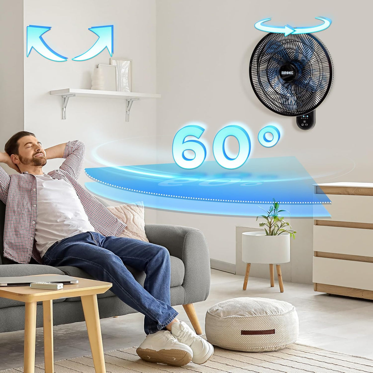 Duronic FN42 BK, ventilador de pared de 16 pulgadas, instalado en una sala de estar con gráfico de oscilación de 60°, mientras un hombre relajado descansa en un sofá recibiendo el flujo de aire.