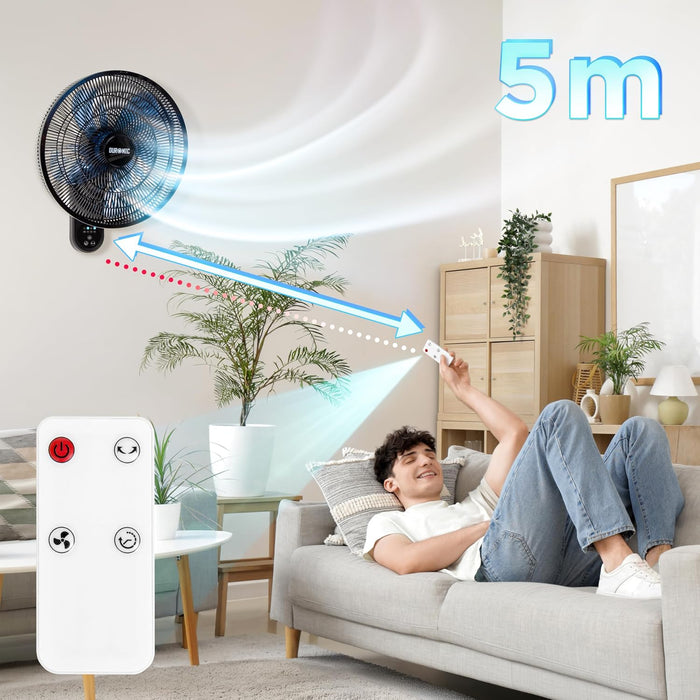 Duronic FN42 BK, ventilador de pared de 16 pulgadas, montado en la pared enviando aire hacia un hombre recostado en un sofá que lo controla con el mando a distancia desde 5 metros de distancia.