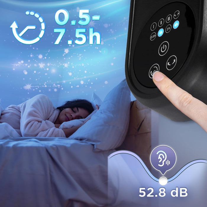 Duronic FN42 BK, ventilador de pared de 16 pulgadas, mostrando un dedo pulsando el botón de temporizador en el panel de control (0,5 a 7,5 horas), con nivel sonoro de 52,8 dB, mientras una mujer duerme plácidamente en una cama.