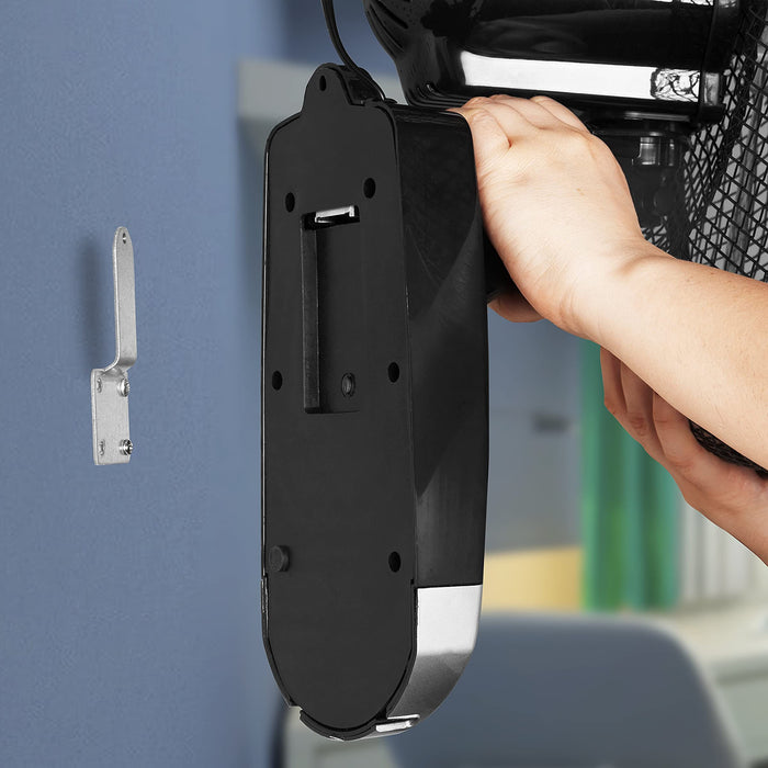 Duronic FN55 Ventilador de pared Mostrando el reverso de la base del ventilador mientras una mano lo encaja en el soporte metálico fijado a la pared