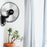 Duronic FN55 Ventilador de pared Mostrando el ventilador de pared instalado en una habitación luminosa junto a una planta verde en una maceta