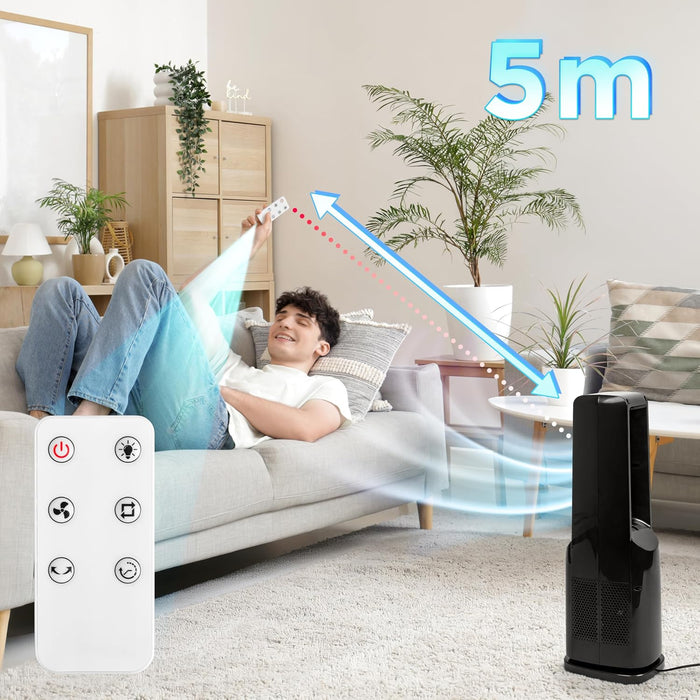Duronic FN72 BK, ventilador de torre sin aspas, en una sala de estar enviando aire hacia un hombre recostado en un sofá que lo controla con el mando a distancia desde 5 metros de distancia